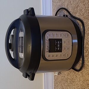 Instant Pot Duo 6 Quart, new!